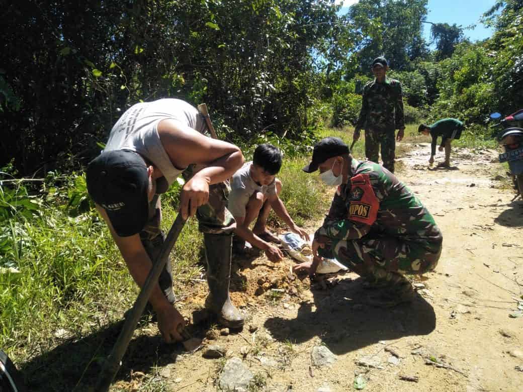 Permudah Akses Berladang, Satgas Pamtas Yonif Mekanis 643/Wns Karya Bakti Perbaiki Jalan Desa Perbatasan