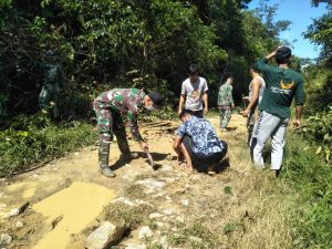 Permudah Akses Berladang, Satgas Pamtas Yonif Mekanis 643/Wns Karya Bakti Perbaiki Jalan Desa Perbatasan