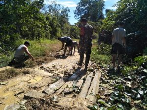 Permudah Akses Berladang, Satgas Pamtas Yonif Mekanis 643/Wns Karya Bakti Perbaiki Jalan Desa Perbatasan