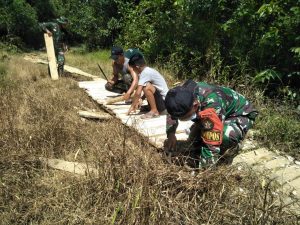 Permudah Akses Berladang, Satgas Pamtas Yonif Mekanis 643/Wns Karya Bakti Perbaiki Jalan Desa Perbatasan