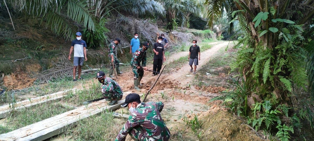 Gotong Royong Perbaiki Jembatan Anggota Satgas Yonif 144/JY Bersama Warga Di Perbatasan