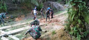 Gotong Royong Perbaiki Jembatan Anggota Satgas Yonif 144/JY Bersama Warga Di Perbatasan