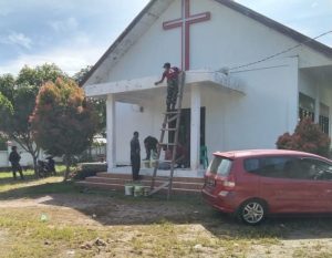 Satgas Yonif 131 Bersama Masyarakat Perindah Gereja GKKK di Papua