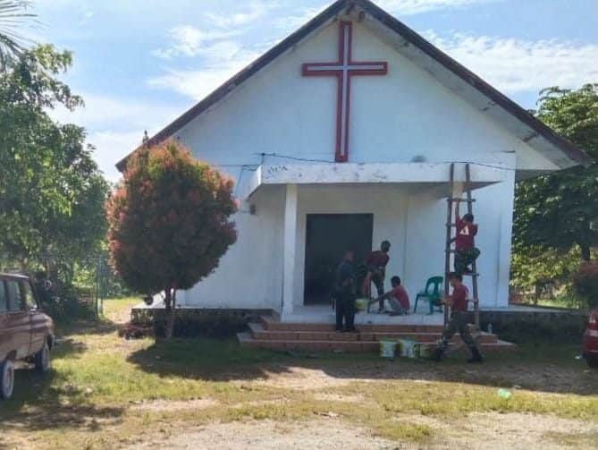 Satgas Yonif 131 Bersama Masyarakat Perindah Gereja GKKK di Papua