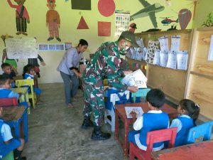 Satgas Yonif 131 Bagikan Buku dan Perlengkapan Gambar Kepada Siswa PAUD di Papua