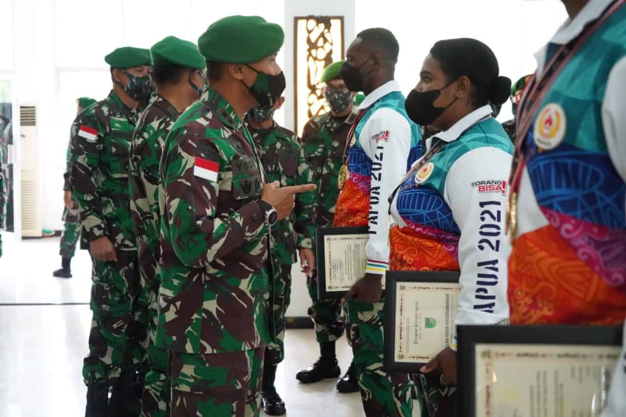 Wujud Apresiasi, Pangdam XVII/Cenderawah Berikan Piagam Penghargaan dan Tali Asih Kepada Atlet Papua Berprestasi Pada PON XX