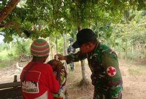 Memasuki Musim Penghujan, Satgas Yonmek 403 Gelar Yankes di Kampung Kalimo