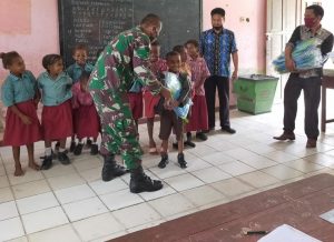 Keceriaan Anak-anak Papua Saat Terima Tas Sekolah Dari Satgas Yonif 512/QY