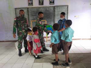 Keceriaan Anak-anak Papua Saat Terima Tas Sekolah Dari Satgas Yonif 512/QY