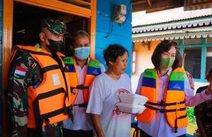 Turun ke Air, Kopda Didik Salurkan Bantuan ke Warga Korban Banjir Sintang