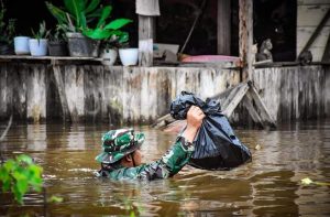 Turun ke Air, Kopda Didik Salurkan Bantuan ke Warga Korban Banjir Sintang