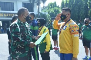 Danpuspomad Berikan Penghargaan 10 atlet Pomad Berprestasi Pada PON XX