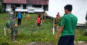 Satgas Yonif 144/JY Gotong Royong Bersihkan Lingkungan Sekolah