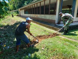 Tingkatkan Semangat Kebersamaan, Satgas Pamtas Yonif Mekanis 643/Wns Ajak Pemuda Gotong Royong di Perbatasan