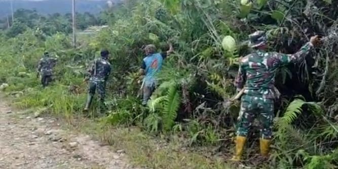 Anggota Satgas Yonif 144/JY Bersama Warga Di Perbatasan Bersihkan Jalan Desa