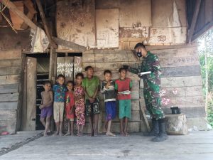 Satgas Yonif 512/QY Bagikan Buku dan Tas Kepada Anak-Anak Kampung Perbatasan