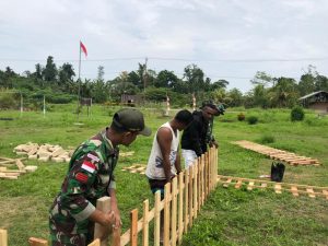 Satgas Yonif 131 Bangun Pagar PAUD Awus di Papua