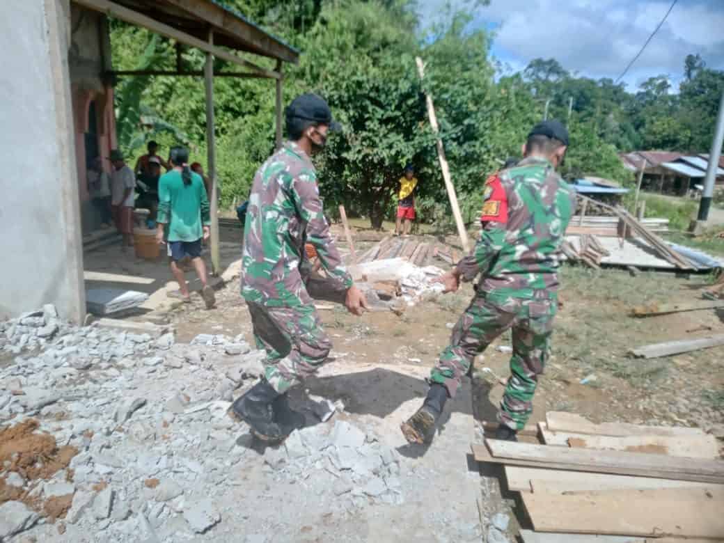 Satgas Pamtas Yonif Mekanis 643/Wns Bersihkan Rumah Warga Akibat Tertimbun Longsor.