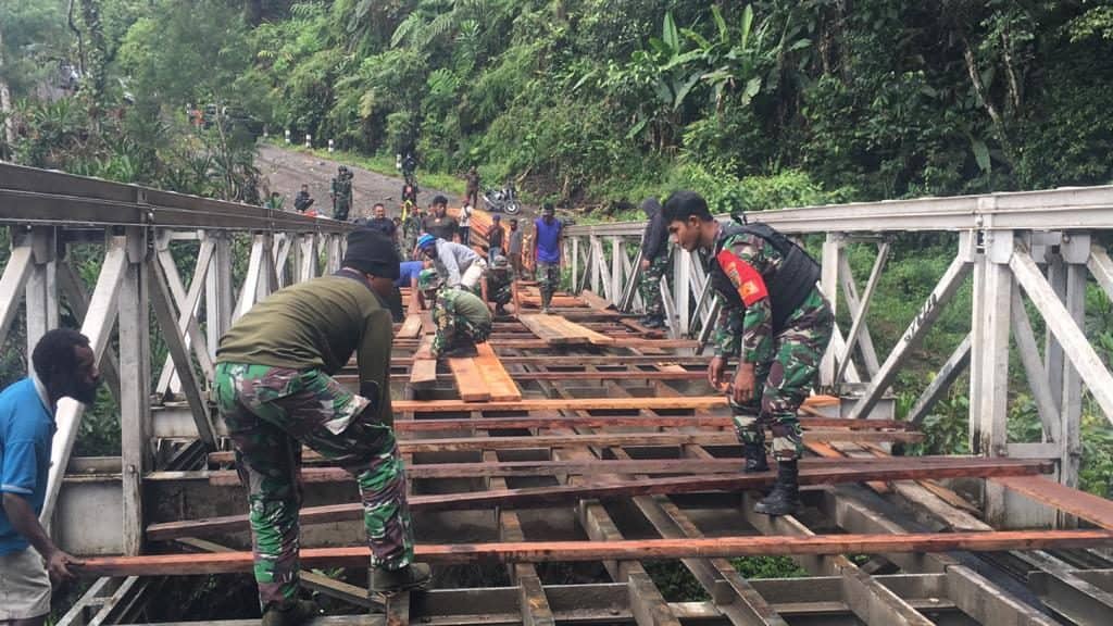 Kodim 1702/Jayawijaya Bersama Masyarakat Perbaiki Jembatan Sahayu Yalimo