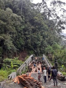 Kodim 1702/Jayawijaya Bersama Masyarakat Perbaiki Jembatan Sahayu Yalimo