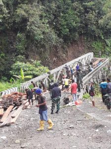 Kodim 1702/Jayawijaya Bersama Masyarakat Perbaiki Jembatan Sahayu Yalimo