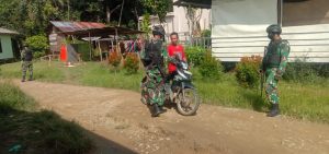 Cegah barang ilegal Masuk Anggota Satgas Yonif 144/JY Sweeping Di Perbatasan