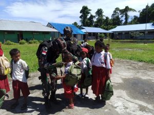 Satgas Yonif 131 Mengajar dan Bagikan Perlengkapan Sekolah Di Perbatasan Papua