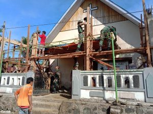 Satgas Yonif RK 732/Banau Gelar Karya Bakti Pembanguan Gereja Kalvari Pentakosta