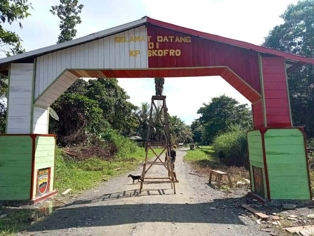 Satgas Pamtas 131/Brs Membangun Gapura Selamat Datang Di Kampung Skofro Papua