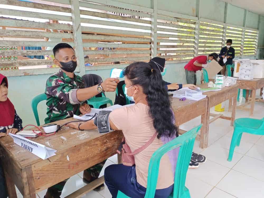 Cegah Penyebaran Covid-19 Anggota Satgas Yonif 144/JY Laksanakan Vaksinasi Bersama Nakes Di Perbatasan