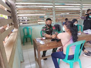 Cegah Penyebaran Covid-19 Anggota Satgas Yonif 144/JY Laksanakan Vaksinasi Bersama Nakes Di Perbatasan