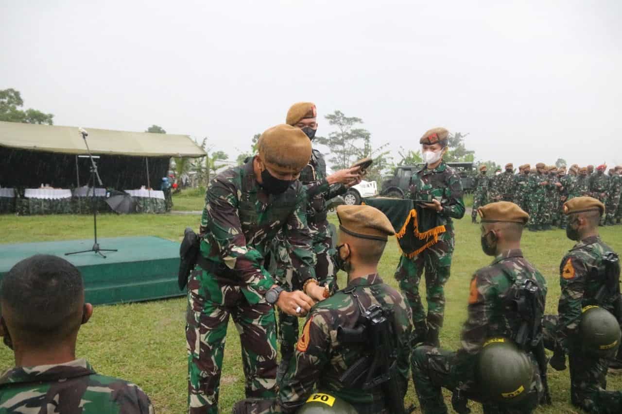 Danpussenarmed Sematkan Baret dan Brevet Armed Kepada Taruna Akmil Tingkat IV