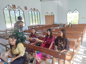 Cegah Penyebaran Covid-19 Personel Satgas Yonif 144/JY Bagikan Masker di Gereja Santo Yosep Perbatasan