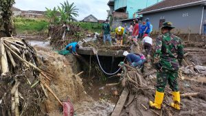 Siagakan 100 Personel, Divif 2 Kostrad Bantu Penanggulangan Banjir Bandang di Batu Malang
