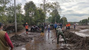 Siagakan 100 Personel, Divif 2 Kostrad Bantu Penanggulangan Banjir Bandang di Batu Malang