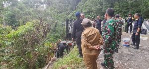 TNI-Polri Bersama Masyarakat Tuntaskan Perbaikan Jembatan Sahayu