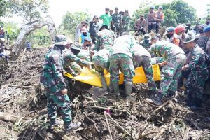 TNI Temukan Satu Lagi Korban Banjir Bandang