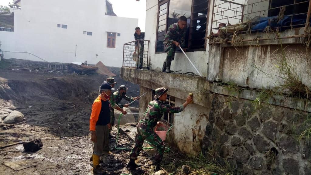 Kodam V/ Brawijaya Bantu Upaya Penanggulangan Banjir di Batu, Malang