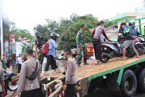 Jalan Terendam Banjir, Praka Aswanto Imbau Warga Gunakan Angkutan Truk