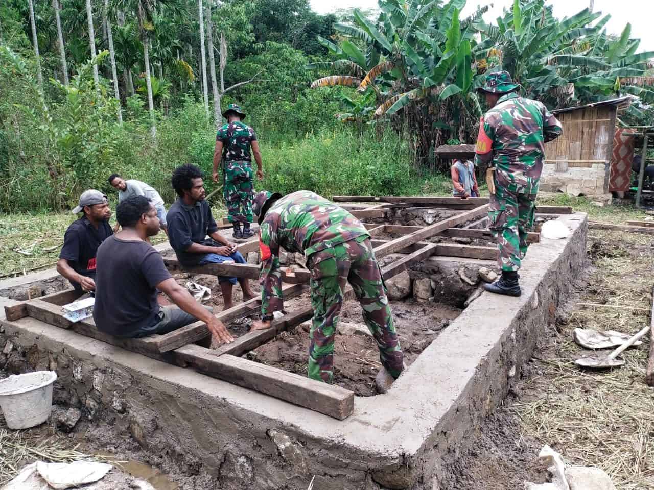 Jalin Keharmonisan Melalui Gotong Royong, Koramil 04/Apui Perbaiki Rumah Masyarakat