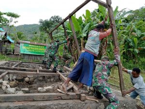 Jalin Keharmonisan Melalui Gotong Royong, Koramil 04/Apui Perbaiki Rumah Masyarakat