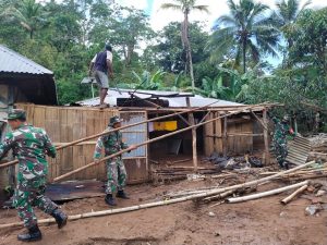 Jalin Keharmonisan Melalui Gotong Royong, Koramil 04/Apui Perbaiki Rumah Masyarakat