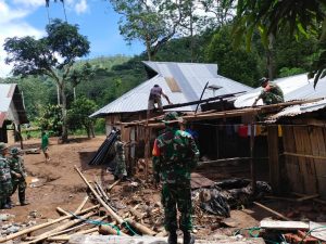 Jalin Keharmonisan Melalui Gotong Royong, Koramil 04/Apui Perbaiki Rumah Masyarakat