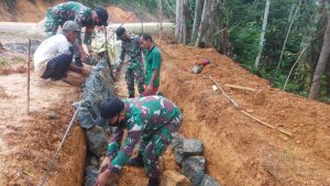 Cegah Banjir, Satgas Pamtas Yonmek 643/Wns Laksanakan Gotong-Royong Pembangunan Bronjong Drainase Air Bersama Warga Perbatasan.
