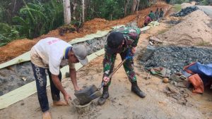 Cegah Banjir, Satgas Pamtas Yonmek 643/Wns Laksanakan Gotong-Royong Pembangunan Bronjong Drainase Air Bersama Warga Perbatasan.