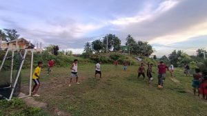 Jaga Kebersamaan, Satgas Yonif 131 Bersama Masyarakat Bermain Sepak Bola