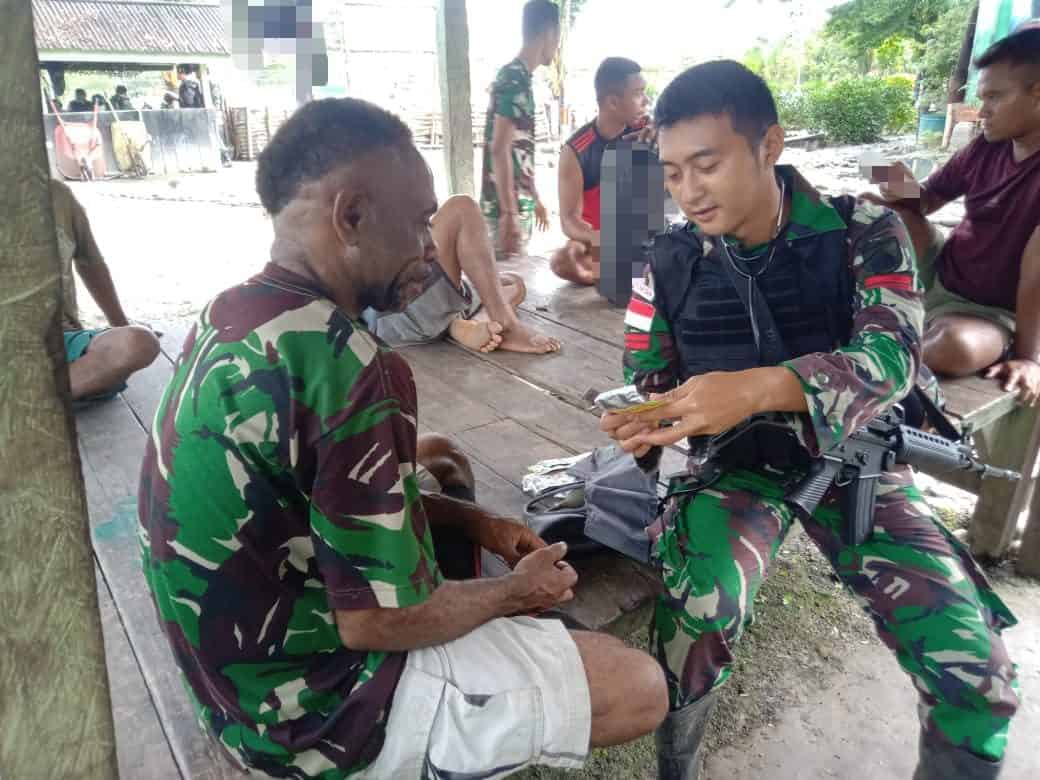 Satgas Yonmek 403/WP Obati Stipen Warga Perbatasan RI-PNG