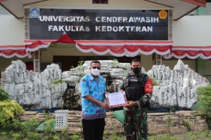 Satgas Yonif 131/Brs Terima Penghargaan Dari Fakultas Kedokteran Universitas Cenderawasih