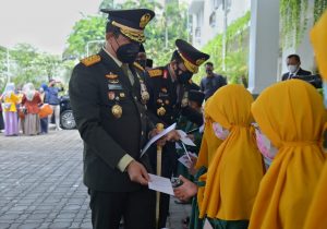 Di Hari Pahlawan, Forkopimda Jatim Salurkan Puluhan Paket Sembako