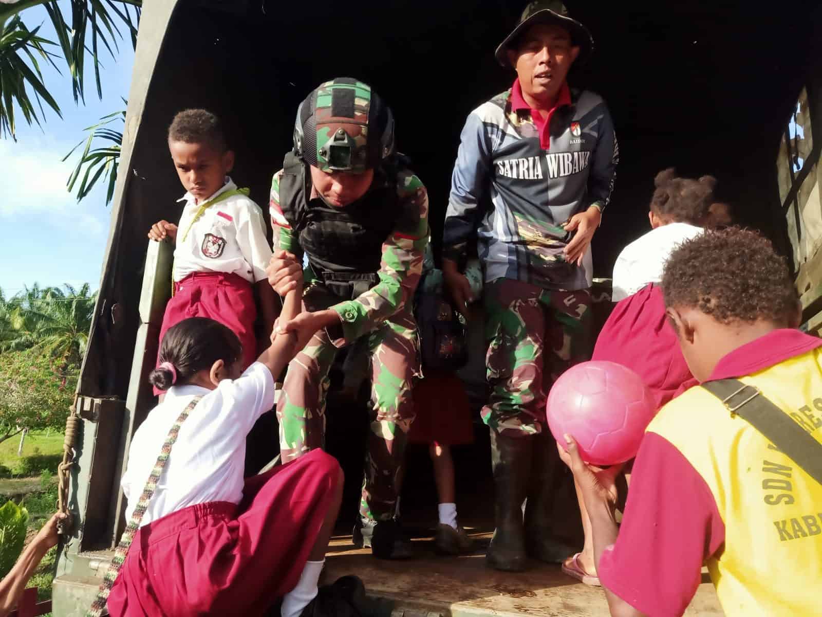 Satgas Yonmek 403/WP Bantu Antar Jemput Anak Sekolah di Papua